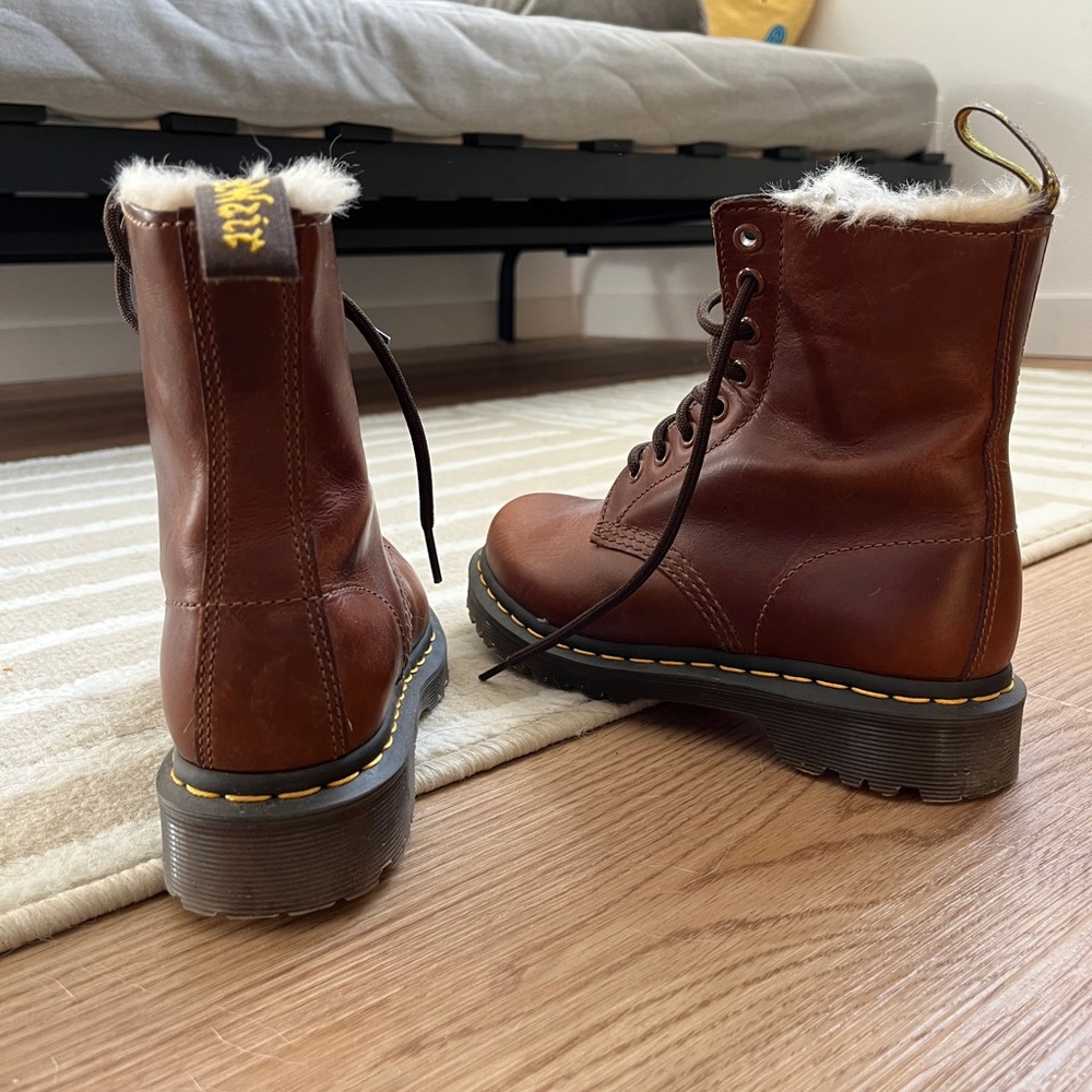 DR. MARTENS 1460 Serena Faux-Fur Lace Up Boots Size 5 - Picture 3 of 4